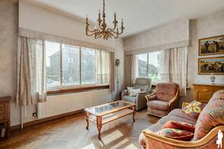 Op een rustige en centrale locatie, op wandelafstand van het centrum van Schoten, bevindt zich deze halfopen woning met een bewoonbare oppervlakte van ca. 143 m², gelegen op een perceel van ca. 205 m².<br /><br />De woning vormt een interessante opportuniteit voor wie op zoek is naar een eigendom met een solide basis en tal van mogelijkheden om volledig naar eigen smaak te renoveren en moderniseren. Een belangrijke troef is de volledig vernieuwde dakconstructie uit 2021. <br /><br /><strong>Indeling</strong><br /><br />Gelijkvloerse verdieping:<br /><br />Inkomhal met gastentoilet <br />Lichte leefruimte op parketvloer, die aansluit op de eetkamer. <br />Ruime keuken met extra zithoek en een aangename verbinding met de tuin.<br />De woning is gedeeltelijk onderkelderd en beschikt over een droge kelder, ideaal als praktische berg- en opslagruimte.<br /><br />Eerste verdieping:<br /><br />Op de eerste verdieping bevinden zich drie slaapkamers, waaronder een ruime hoofdslaapkamer. De huidige badkamer is compact, maar biedt mogelijkheden om binnen een toekomstige renovatie te worden vergroot en aangepast aan hedendaags comfort.<br /><br />Zolderverdieping:<br /><br />Ook de zolderverdieping biedt bijkomend potentieel. Door het plaatsen van een vaste trap kan hier een extra slaapkamer worden gecreëerd. Daarnaast zijn er mogelijkheden voor het voorzien van een bijkomende douchekamer, waardoor deze verdieping kan uitgroeien tot een volwaardige extra woonlaag.<br /><br /><strong>Algemeen</strong><br /><br />- Westelijk georiënteerde tuin<br />- Aangename plafondhoogtes<br />- Aanbouw vernieuwd in 2009<br />- Dakconstructie volledig vernieuwd in 2021<br />- Oprit naast de woning met parkeermogelijkheid<br />- Garage met automatische poort<br />- Verwarming op stookolie<br />- Stookolietank van ca. 3.000 liter<br />- Deels onderkelderd met droge kelder<br />- Rolluiken<br />- Mogelijkheid tot uitbreiding van het woonprogramma op zolder<br /><br />Deze woning combineert een goede basis, interessante uitbreidingsmogelijkheden en een aantrekkelijke ligging. Winkels, scholen, horeca en andere dagelijkse voorzieningen bevinden zich in de nabije omgeving, terwijl het centrum van Schoten eenvoudig te voet bereikbaar is.<br /><br />Een mooie opportuniteit voor renovatieliefhebbers die op zoek zijn naar een woning met potentieel, en deze volledig naar eigen smaak en hedendaagse woonwensen willen vormgeven.