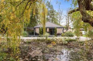 Parfaitement située, à Froyennes, proche de toutes commodités, cette maison de plain-pied parfaitement entretenue se compose comme suit ;A...