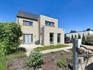 <p><span>EIGENTIJDSE WONING MET VEEL MOGELIJKHEDEN IN TESSENDERLO</span></p><p><span> </span></p><p><span>Welkom in deze moderne gezinswoning gelegen in het mooie Tessenderlo. Dit eigentijdse pand biedt een perfecte combinatie van comfort, functionaliteit en ruimte voor het gezin dat naar iets bijzonders zoekt.</span></p><p><span> </span></p><p><span>WONING</span></p><p><span> </span></p><p><span>Het huis beschikt over een totale woonoppervlakte van 270 vierkante meter verdeeld over meerdere niveaus. Met drie slaapkamers (5 mogelijk) biedt deze woning voldoende ruimte voor het gezin. </span></p><p><span> </span></p><p><span>KEUKEN EN EETRUIMTE</span></p><p><span> </span></p><p><span>De volledig uitgeruste open keuken is voorzien van hoogwaardige apparatuur en een modern design met wit en donkere accenten. Een groot eiland geeft extra werkruimte en creëert een natuurlijk samenzijn- en eetpunt. De toegang tot het terras biedt een naadloze verbinding tussen binnen- en buitenruimte.</span></p><p><span> </span></p><p><span>WOONRUIMTE</span></p><p><span> </span></p><p><span>De ruime woonkamer is voorzien van een speksteenkachel en beschikt over grote raampartijen die zorgen voor veel natuurlijk licht. De open indeling zorgt voor een aangename sfeer en faciliteren het gezinsleven. Het plafond in de leefruimte moet nog afgewerkt worden.</span></p><p><span> </span></p><p><span>SLAAPKAMERS</span></p><p><span> </span></p><p><span>Alle drie de slaapkamers zijn ruim en licht. Mits maken van een extra deuropening kan je eenvoudig een 4de slaapkamer creëren op de 1ste verdieping.</span></p><p><span>De zolderruimte is bereidkbaar via vaste trap, ideaal voor extra hobbyruimte, slaapkamer 5/6,....</span></p><p><span> </span></p><p><span>BADKAMER</span></p><p><span> </span></p><p><span>De moderne badkamer is volledig uitgerust met een ligbad, inloopdouche en twee wastafels. Afgewerkt met hoogwaardige materialen.</span></p><p><span> </span></p><p><span>BUITENRUIMTE</span></p><p><span> </span></p><p><span>Het eigendom staat op een perceel van 11,04 are met een waardig terras aan de achterzijde. De diepe tuin beschikt over een trampoline en is volledig afgemaakt. De voortuin en de inrit zijn statig en voorzien van laadpaal.</span></p><p><span> </span></p><p><span> </span></p><p><span>VERWARMING</span></p><p><span> </span></p><p><span>De CV is momenteel een speksteenkachel in combinatie met een zonneboiler voor het warm water. </span></p><p><span> </span></p><p><span>AFWERKING EN DETAILS</span></p><p><span> </span></p><p><span>Het pand is nog niet volledig afgewerkt maar wel direct bewoonbaar. Je kan hier en daar zelf nog afwerken en een eigen stijl creëren. </span></p><p><span> </span></p><p><span>Deze woning is ideaal voor gezinnen die een moderne, ruime woning zoeken met veel praktische mogelijkheden en een aangename buitenruimte.</span></p><p><span> </span></p><p><span>Wil je graag komen kijken, bel dan naar Immo Diest op 013/31.25.22</span><span> </span></p>