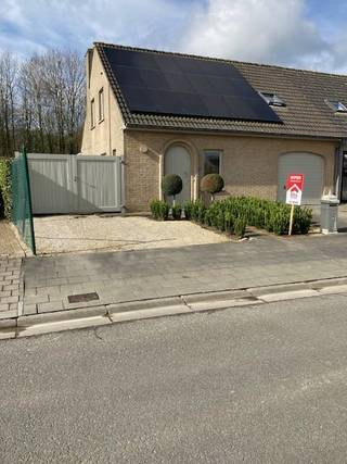 <p><strong>Te koop: luxe halfopen woning nabij het centrum van Menen en vlak bij het park.</strong></p>

<p>Deze woning uit 1990 biedt een aangename combinatie van rust en bereikbaarheid. Met een ruime zuidwestgerichte tuin geniet u van veel buitenruimte en zon. De veranda met zonnewering maakt het mogelijk om het hele jaar door van de tuin te genieten.</p>

<p><strong>Belangrijkste ruimtes:</strong><br />• Inkomhal<br />• Living met veel lichtinval<br />• Volledig uitgeruste keuken met inductiekookplaat, oven, microgolf, koelkast, vaatwasser en dampkap<br />• Badkamer met inloopdouche, toilet<br />• Berging<br />• Apart toilet<br />• Zuidwestgerichte tuin (430 m²)<br />• Garage<br />• Kruipzolder<br />• Tuinhuis<br />• Veranda met zonnewering<br />• 3 slaapkamers</p>

<p><strong>Troeven:</strong><br />• Ruime zuidwestgerichte tuin van 430 m²<br />• Nabij het centrum en vlak bij het park<br />• Veranda met zonnewering voor optimaal buitencomfort</p>

<p>Neem vandaag nog contact op met uw ERA-makelaar voor een bezoek.</p>

<p>JOUW DROOMHUIS. ZO GEVONDEN!</p>