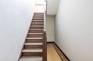 <p><span>Eenvoudig duplexappartement met 1 SLK in klein gebouw. Geen gemeenschappelijke kosten.</span></p><p><span> </span></p><p><span>Indeling:</span></p><p><span>Het betreft een klein gebouw waarvan het gelijkvloers slechts sporadisch in gebruik is door de eigenaar. Het duplexappartement (verdieping 1 en 2) is bereikbaar langs een separate deur met terzijde de trap plaats voor een fiets.</span></p><p><span>Op de eerste verdieping een grote leefkeuken die basis is ingericht. Een nieuw kooktoestel wordt eerstdaags geplaatst. Tegen de voorgevel een woonkamer met zicht op het pleintje.</span></p><p><span>Op de tweede verdieping een grote badkamer met eenvoudig comfort, alsook een grote slaapkamer (ca. 20 m²).</span></p><p><span> </span></p><p><span>Extra info:</span></p><p><span>- EPC: 215 kWh/(m² jaar)</span></p><p><span>- Geen gemeenschappelijke kosten</span></p><p><span>- Maximaal 2 personen</span></p><p><span>- Geen huisdieren</span></p><p><span> </span></p>