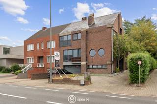 Ruimte, licht én mogelijkheden? Daar heeft deze woning gelegen te Meershoven 137 in Bilzen-Hoeselt alvast geen gebrek aan!<br /><br />Deze halfopen bebouwing ligt op een perceel van 11a 75ca en beschikt over maar liefst 361 m² bewoonbare oppervlakte(bron EPC), verdeeld over 4 verdiepingen. De woning werd deels gerenoveerd en biedt dankzij haar bijzondere indeling tal van mogelijkheden voor wonen, werken én ontspannen.<br /><br />Via de inkomhal met gastentoilet bereiken we de leefverdieping. Hier vallen meteen de ruimte en natuurlijke lichtinval op. De ruime woonkamer en het salon met gezellige gashaard vormen een aangename leefomgeving. De karaktervolle ronde ramen en warme houten wandafwerking geven het geheel een unieke uitstraling. Verder vinden we hier de keuken, eethoek, achterkeuken en een extra toilet.<br /><br />Op de volgende verdieping bevinden zich 4 slaapkamers en de badkamer. De ruimtes kunnen nog verder gemoderniseerd worden, ideaal om de woning volledig naar eigen smaak af te werken.<br /><br />Ook de zolderverdieping biedt heel wat potentieel. Een 5de slaapkamer, speelkamer, hobbyruimte of thuiskantoor? De ruimte is er!<br /><br />En dan is er nog de volledig onderkelderde verdieping mét natuurlijke lichtinval. Hier vinden we een dubbele garage, CV-ruimte, 2 bureauruimtes, groot atelier en heel wat bergruimte. Ideaal voor een zelfstandige of vrij beroep, maar evengoed voor wie droomt van een eigen mancave, fitness, gameroom of hobbyatelier.<br /><br />Buiten geniet je van een zeer ruim, volledig overdekt terras met uitzicht op de grote, groene achtertuin. Heerlijk genieten met familie en vrienden, ook wanneer het weer even niet meezit.<br /><br />Ook energetisch zit het goed: EPC-label B – 152 kWh/m²/jaar.<br /><br />De ligging? Aan de rand van Bilzen, met scholen, winkels en openbaar vervoer op korte afstand.<br /><br />Kortom: 361 m² woonplezier met ruimte voor vandaag én mogelijkheden voor morgen. Deze woning groeit gewoon mee met jouw plannen!<br /><br />Nieuwsgierig? Plan je bezoek en ontdek zelf wat er achter deze karaktervolle gevel schuilgaat!<br />📩 contacteer ons via robby@optie-m.be of 📞 0473 36 08 56<br /><br />Benieuwd wat jouw woning waard is? Contacteer ons vrijblijvend via bovenstaande gegevens.<br />