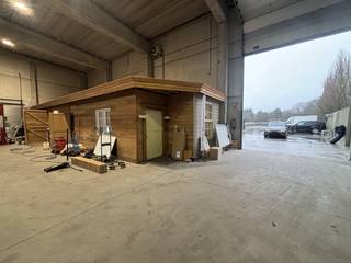 Warehouse of approximately 720 m² for rent in Zulte. The warehouse is located in the vicinity of various access roads and the motorway (E17)...