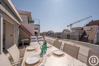 Ruim en lichtrijk duplex-penthouse met 3 volwaardige slaapkamers en een riant, zuidgericht zonneterras, uitstekend gelegen nabij het Rubensplein en op wandelafstand van de zee.<br /><br />Op de vijfde verdieping bevindt zich de ruime en lichtrijke leefruimte met zit- en eethoek, aansluitend op de open keuken. Vanuit de leefruimte is er directe toegang tot het royale, zuidgerichte zonneterras. De zesde verdieping omvat drie volwaardige slaapkamers, waarvan de master bedroom beschikt over een ensuite badkamer. Daarnaast is er een afzonderlijke douchekamer.<br /><br />Verder beschikt het appartement over een privatieve kelderberging en een fietsenberging in de residentie. Een mooie opportuniteit voor wie op zoek is naar een ruim penthouse met een zonnig terras, op een uitstekende ligging in Knokke. Exclusief te koop bij Alex Dewulf.
