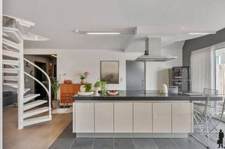 Op een toplocatie in het historische centrum van Antwerpen bevindt zich deze exclusieve duplex penthouse van 184 m². De woning combineert privacy...