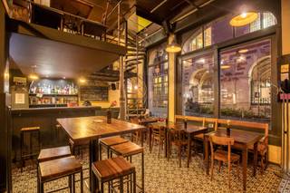 Café Carlisse bevindt zich op de het Ladeuzeplein te Leuven. De zaak staat over te nemen (handelsfonds of overname aandelen).<br /><br />Dit legendarisch café, dat reeds jaren een begrip is in de Leuvense Horeca, staat gekend voor zijn gezellige drukte, lekkere dranken en fijne eetkaart. <br /><br />De grootste troef is het zonovergoten terras waar het in de zomermaanden lang vertoeven is.<br /><br />Zin om de HoReCa in te stappen en een goede zaak verder te zetten? Neem contact op via 016/58.52.60.