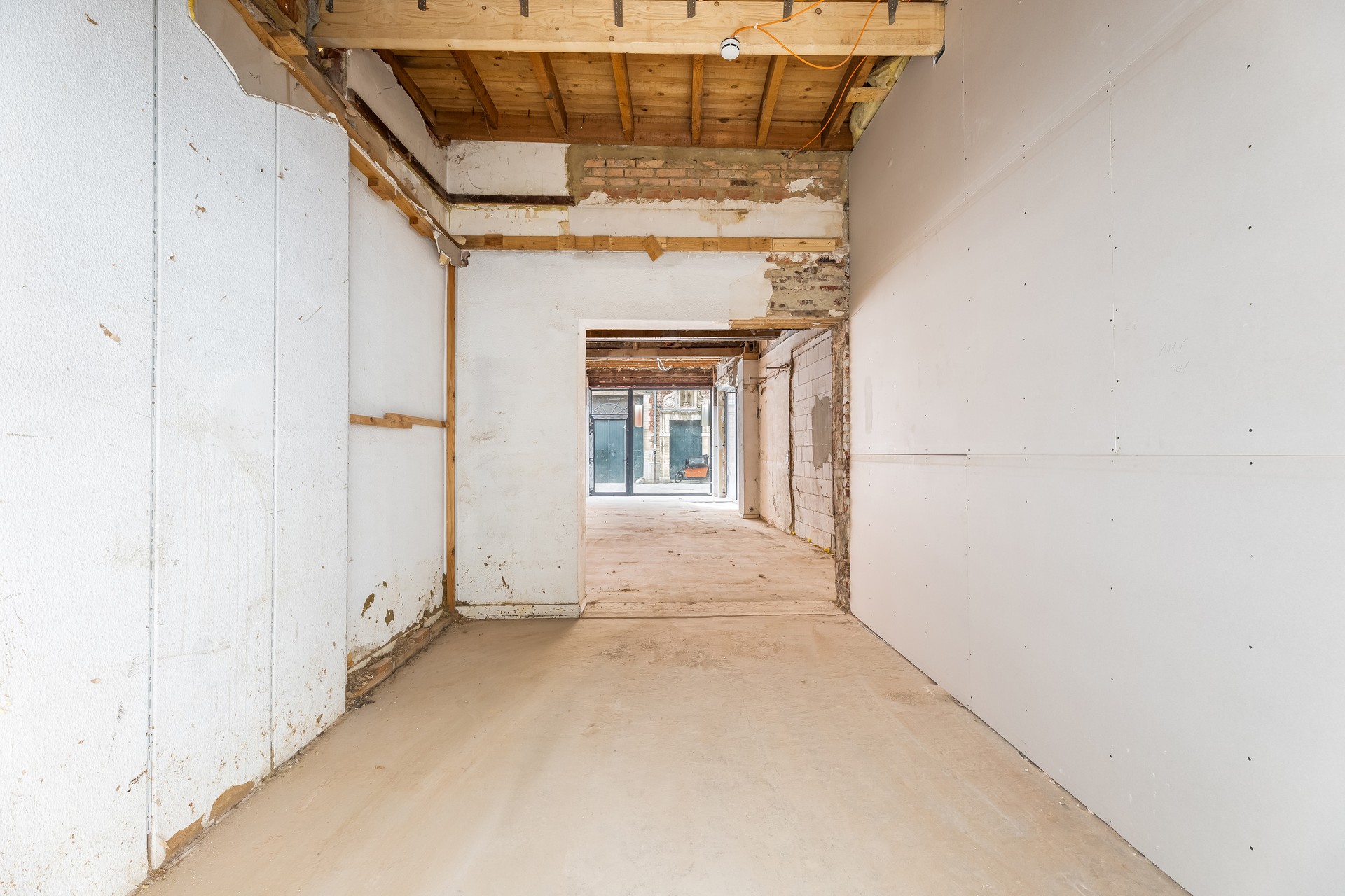 Handelsruimte met veel visibiliteit op toplocatie - foto 3