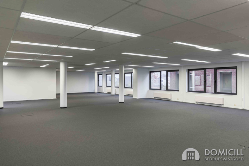 Roeselare, stadsrand: Vlot bereikbare zeer ruime open en lichtrijke kantoorruimte (307m²) met parking aan ring van Roeselare - foto 3