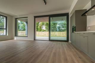 <p><span>APP. MET 3 SLKS, 2 BADKS + TERRAS VAN RUIM 30M²<br /><br /></span></p><p><span>In Sint-Lambrechts-Woluwe treffen wij deze knappe residentie aan gelegen in de Neerveldstraat. In de nabije omgeving treffen wij diverse onderwijsinstellingen, verschillende supermarkten, Woluwe Shopping, lokale handelaars, openbaar vervoer, ... aan. Wij bevinden ons enerzijds op circa vijftien minuten van het stadscentrum en anderzijds nabij omliggende steden en gemeenten zoals Zaventem en Brussel. </span></p><p><span> </span></p><p><span>Toegekomen aan de residentie genaamd Twin Falls nemen wij de lift naar de tweede verdieping. Hier ontdekken wij een appartement van ruim 120m² en een terras van maar liefst 31m². Via de inkomhal krijgen wij toegang tot drie slaapkamers, twee badkamers, twee toiletten en de lichtrijke leefruimte met toegang tot de berging/wasplaats. De leefruimte is voorzien van een volledig uitgeruste keuken en biedt voldoende ruimte voor een zit- en eethoek te plaatsen. </span></p><p><span> </span></p><p><span>Waarom Twin Falls? </span></p><p><span>- Uitstekende ligging</span></p><p><span>- Aanwezigheid van een lift</span></p><p><span>- Divers aanbod: studio's, appartementen met 1/2 of 3 slaapkamers </span></p><p><span>- Een energiezuinige residentie klaar voor de toekomst (EPC-label A/B, aanwezigheid van zonnepanelen)</span></p><p><span> </span></p><p><span>Als kers op de taart is er een kelder/unit, een gemeenschappelijke fietsenstalling en een afvallokaal allemaal inbegrepen in de huurprijs. Bijkomend bestaat er de mogelijkheid om een bovengrondse/afgesloten autostaanplaats te huren aan 100,00 euro/maand. Leuk detail is de mogelijkheid om uw elektrische wagen op te laden. </span></p><p><span> </span></p><p><span>Nieuwsgierig naar dit ruim appartement? Vraag snel meer informatie of een bezichtiging aan via <span>info@pillar.estate</span></span><span> of contacteer ons op het nummer 033 695 695. </span></p><p><span>Tot binnenkort! <br /></span><span>De vermelde oppervlaktes zijn slechts een indicatie. Pillar kan niet verantwoordelijk gesteld worden voor de juistheid van de door zijn verstrekte gegevens. </span></p><p><span> </span></p><p><span> </span></p>