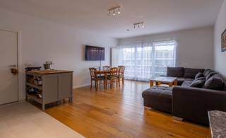 <p>Ruim en lichtrijk appartement met 3 slaapkamers en terras Op de tweede verdieping van een welonderhouden residentie, bevindt zich dit aangename appartement met een praktische indeling en veel natuurlijke lichtinval. De inkomhal biedt toegang tot het gastentoilet, de vestiaireruimte en de ruime leefruimte met open en volledig ingerichte keuken. Deze sluiten aan op de terrassen rondom het appartement. Via de nachthal kom je terecht in 3 slaapkamers (15,52 m² – 12,67 m² – 9,86 m²), een badkamer met ligbad en dubbele wastafel en een aparte douchekamer. Een privatieve autostaanplaats in de ondergrondse parking is verplicht bij aan te kopen voor 17.000 euro. Het appartement biedt ruimte en comfort in een verzorgde omgeving, vlak bij winkels en openbaar vervoer – ideaal voor wie op zoek is naar een praktische en aangename woonst op een centrale locatie. Dankzij het recente bouwjaar (2018) geniet je hier van alle moderne wooncomforts: goede isolatie, energiezuinigheid en een volledig conforme elektrische installatie. Interesse? Plan vandaag nog uw bezoek!</p>