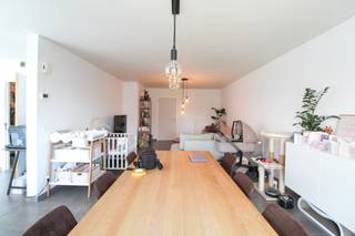 Schitterende moderne woning te huur gelegen langs de Klaproosstraat nabij centrum Roeselare.<br />Deze woning beschikt over alle nodige hedendaagse comfort en is bovendien bijzonder energiezuinig!<br />De buurt is er uiterst kindvriendelijk, nabij winkels, scholen en op enkele minuten van de autostrade en invalswegen.<br /><br />Gelijkvloers bestaande uit inkom, <strong>gastentoilet</strong>, leefruimte met<strong> open keuken</strong> en zicht op de<strong> aangelegde tuin en garage.</strong><br /><br />Op het verdiep vinden we <strong>drie zeer ruime slaapkamers</strong>, een grote badkamer met bad en douche en een <strong>apart toilet.</strong><br /><br />Huurprijs €1000 per maand.<br />De woning is beschikbaar vanaf oktober.<br />Extra informatie of een bezoek kan je aanvragen<br />via MijnHuurprofiel of via baptist@fluo.immo