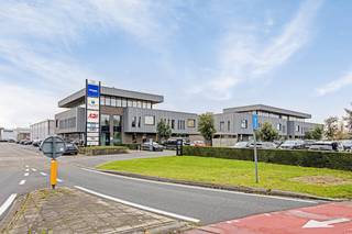 Bureau spacieux et récemment rénové (240 m²) à louer à Loppem dans un endroit facilement accessible près de l'allée E40.Disposition :- Bureau...