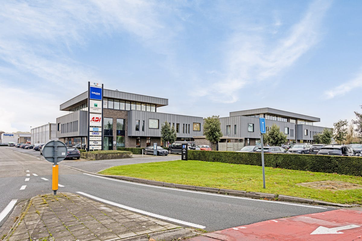 Bureau spacieux (240 m²) à louer à Loppem. - photo 1