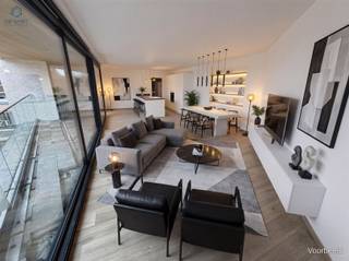 <p><span>Stijlvol nieuwbouwappartement op de 1ste verdieping met 2 terrassen & 2 slaapkamers centrum Zandbergen</span></p><p><span>MOGELIJKHEID AANKOOP 6% BTW.</span></p><p><span>In het hart van Zandbergen, in een recente en kleinschalige residentie, bevindt zich dit prachtig afgewerkte nieuwbouwappartement op de eerste verdieping. Dankzij de uitstekende ligging geniet je van rust, comfort en een vlotte bereikbaarheid.</span></p><p><span>Via de verzorgde binnenkoer bereik je de private inkom, waar je via de traphal uitkomt in de nachthal. Hier bevinden zich twee ruime slaapkamers, waarvan één met toegang tot het aangename achterterras.</span></p><p><span>De moderne, volledig ingerichte badkamer is voorzien van een inloopdouche en stijlvol lavabomeubel. Daarnaast is er een apart gastentoilet.</span></p><p><span>De lichtrijke leefruimte met grote raampartijen vormt het hart van het appartement. De open keuken is uitgerust met alle hedendaags comfort en sluit aan op een praktische berging/wasplaats. Aan de voorzijde geniet je van een prachtig, ruim terras met zicht op het centrum van Zandbergen de ideale plek om te ontspannen.</span></p><p><span>Belangrijkste troeven:</span></p><ul><li><span>Twee terrassen (voor- en achteraan)</span></li><li><span>Gelijkvloerse inkom, leefgedeelte op eerste verdieping</span></li><li><span>Vloerverwarming op warmtepomp</span></li><li><span>Laag EPC label A</span></li><li><span>5 zonnepanelen (395 Wp per paneel, totaal 1975 Wp)</span></li><li><span>Ventilatiesysteem type C</span></li><li><span>Energiezuinig, modern en instapklaar</span></li></ul><p><span>VERKOOP ONDER 6% BTW </span></p><p><span>Interesse in dit stijlvolle en energiezuinige nieuwbouwappartement? Reageer via de advertentie en wij contacteren u voor het inplannen van een bezoek.</span></p>