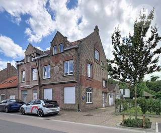 Dit stijlvolle herenhuis werd <strong>volledig ingericht</strong> en succesvol uitgebaat als<strong> vakantiewoning</strong> en beschikt over maar liefst <strong>5 ruime slaapkamers en 5 badkamers</strong>, wat garant staat voor optimaal comfort en privacy voor elke gast.<br /><br />De woning is <strong>volledig operationeel voor vakantieverhuur </strong>en beschikt over een <strong>officieel goedgekeurde toeristische logiesfunctie </strong>toegekend door de <strong>gemeente Koksijde</strong>. Daarnaast is het pand volledig <strong>in orde met de geldende regelgeving</strong>: het is ingeschreven bij <strong>Toerisme Vlaanderen</strong> en beschikt over een<strong> geldig brandveiligheidsattest</strong>.<br /><br />Dankzij de doordachte indeling en complete inrichting biedt deze eigendom een uitstekend verhuurpotentieel met aantrekkelijk rendement. Dit maakt het pand bijzonder interessant voor investeerders die op zoek zijn naar een vastgoedopportuniteit met onmiddellijke exploitatiewaarde én verdere groeimogelijkheden.<br /><br /><u><strong>Belangrijkste troeven</strong></u>
<ul>
<li>Karaktervol herenhuis</li>
<li>5 volwaardige slaapkamers & 5 badkamers</li>
<li>Volledig ingericht en instapklaar voor vakantieverhuur</li>
<li>Officieel goedgekeurde toeristische logiesfunctie</li>
<li>Ingeschreven bij Toerisme Vlaanderen</li>
<li>Geldig brandveiligheidsattest</li>
<li>Sterk rendements- en investeringspotentieel</li>
</ul>
Deze eigendom vormt een unieke kans voor wie wil investeren in toeristisch vastgoed met schaalbaarheid, of voor wie op zoek is naar een ruime woning met een veelzijdige invulling.<br /><br />📩 <strong>Meer info of bezoek?</strong> Contacteer ons gerust.