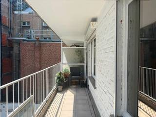 Exclusief wonen met zicht op de Kouter in hartje Gent<br />Droomt u van wonen op een toplocatie in Gent? Dit stijlvolle appartement biedt een unieke kans om te genieten van één van de meest gegeerde adressen van de stad. Vanuit de woonkamer kijkt u rechtstreeks uit op de iconische Kouter, terwijl het historische centrum, gezellige horecazaken en tal van winkels zich op wandelafstand bevinden.<br />Het appartement beschikt over een ruime en lichtrijke leefruimte, een volledig geïnstalleerde keuken, een verzorgde badkamer en een elegante inkomhal die meteen een aangename eerste indruk geeft. De royale slaapkamer is uitgerust met grote ingemaakte kasten en geeft toegang tot een aangenaam terras, ideaal om in alle rust te ontspannen.<br />Daarnaast beschikt het appartement over een private kelderberging. Wie extra comfort wenst, kan een ondergrondse parkeerplaats bijhuren. Bovendien bevindt zich de ruime openbare parking onder de Kouter letterlijk voor de deur.<br />Interesse? Neem contact op voor meer informatie of een bezoek via office@save-invest.be. Ontdek zelf de charme van wonen op één van de mooiste locaties van Gent.