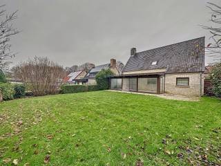 Doe de virtuele tour via www.living-stone.be en plan je bezoek in.Vrijstaande woning met 3 slaapkamers in Sint-Pieters-Leeuw.Nabij invalswegen,...