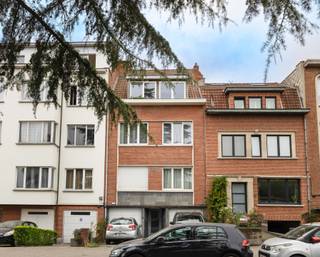 LAEKEN, wijk Tour Japonaise, gelegen op de 2e verdieping van een klein gebouw zonder lift, prachtig appartement in goede staat met een oppervlakte...