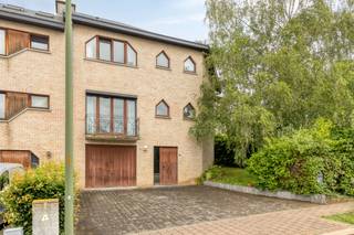 <p><strong>Diest: woning te koop met garage op gunstige ligging</strong></p>
<p>Deze woning is gelegen nabij het centrum van Diest en bevindt zich op fietsafstand van winkels, scholen, supermarkten en andere voorzieningen. Ook het treinstation, openbaar vervoer en de autostrade zijn vlot bereikbaar, wat zorgt voor een uitstekende bereikbaarheid. Een interessante opportuniteit voor wie op zoek is naar een woning met potentieel op een centrale locatie.</p>
<p>De woning dient gerenoveerd te worden, maar beschikt over een degelijke basis en een praktische indeling. Dankzij het EPC-label C is er bovendien geen renovatieverplichting. Ook de stookolietank beschikt over een groene dop, wat wijst op een conforme keuring.</p>
<p><strong>Indeling:</strong></p>
<ul><li><strong>Gelijkvloers:</strong> inkomhal, wasplaats, berging en ruime garage</li><li><strong>Eerste verdieping:</strong> hal, woonkamer met terras en toegang tot de tuin, apart toilet en keuken</li><li><strong>Tweede verdieping:</strong> nachthal, apart toilet, twee ruime slaapkamers en badkamer</li><li><strong>Buiten:</strong> tuin en twee privatieve staanplaatsen voor de woning</li></ul>
<p><strong>Troeven:</strong></p>
<ul><li>Goede ligging nabij centrum Diest</li><li>EPC-label C – geen renovatieverplichting</li><li>Ruime garage en twee staanplaatsen</li><li>Stookolietank conform gekeurd (groene dop)</li></ul>
<p>Bent u op zoek naar een woning die u naar eigen smaak kan moderniseren op een centrale locatie? Plan vandaag nog uw bezoek en ontdek de mogelijkheden van deze woning in Diest.<br /><br /><strong>JOUW DROOMWONING. ZO GEVONDEN!</strong></p>