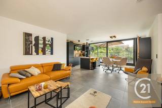 Ontdek dit uitzonderlijke penthouse van 121 m² in de recente Residentie High Five te Vilvoorde gebouwd in 2025, waar hedendaagse architectuur, luxueuze afwerking en baanbrekende energieprestaties perfect samenkomen. Dankzij de volledige zuidoriëntatie, grote raampartijen en het indrukwekkende panoramische terras geniet u de hele dag van een overvloed aan natuurlijk licht en een prachtig groen uitzicht.
De royale leefruimte met stijlvolle open keuken vormt het hart van de woning. De keuken is uitgerust met hoogwaardige toestellen en een elegant kookeiland, ideaal voor wie houdt van koken en gezellig tafelen. Via de grote schuiframen loopt u rechtstreeks naar het ruime zonneterras, een heerlijke plek om in alle rust te ontspannen.
De ruime slaapkamer beschikt eveneens over een rechtstreekse toegang tot het terras en wordt aangevuld met een op maat gemaakte dressing. Daarnaast is er een tweede polyvalente kamer die perfect dienst kan doen als slaapkamer, bureau of hobbyruimte. Verder beschikt het appartement over een luxueuze douchekamer, een afzonderlijk toilet, een volledig ingerichte wasruimte, een vestiaire met design glazen deuren, een gemeenschappelijke fietsenberging en een privatieve buitenberging.
Dit penthouse behoort tot de absolute top op vlak van energiezuinigheid. Met een EPC A, een uitzonderlijk E-peil E3, een warmtepomp, zonnepanelen, vloerverwarming op lage temperatuur, actieve koeling en hoogwaardige thermische en akoestische isolatie geniet u van maximaal wooncomfort én bijzonder lage energiekosten. Dankzij de eigen energieproductie bedraagt het geschatte elektriciteitsverbruik slechts ongeveer €20 per maand.
Bij het appartement hoort een extra brede, beveiligde autostaanplaats met laadpunt voor een elektrische wagen, aan te kopen voor €30.000. De gemeenschappelijke kosten bedragen slechts €85 per maand, inclusief syndicus, gebouwverzekering en onderhoud.
Een bijkomende troef is dat dit appartement verkocht wordt onder het gunstige nieuwbouwregime, zonder 21% btw, met bovendien de mogelijkheid om onder bepaalde voorwaarden te genieten van het verlaagde btw-tarief van 2%. Daarnaast profiteert u nog van de resterende 10-jarige structurele garantie van de projectontwikkelaar.
Gelegen op een strategische locatie nabij Brussel, belangrijke invalswegen, openbaar vervoer en alle dagelijkse voorzieningen, vormt dit instapklare penthouse een zeldzame opportuniteit voor wie op zoek is naar een exclusieve woning.