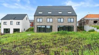 Immo3000 stelt u met trots deze splinternieuwe halfopen, bebouwing voor, gelegen in het rustige en groene Binkom (Lubbeek), vlakbij alle nodige faciliteiten en met een vlotte verbinding naar omliggende steden. Dit moderne huis, gebouwd in 2026, combineert strak design met een zeer functionele indeling, ideaal voor gezinnen die op zoek zijn naar ruimte en comfort.<br /><br />De woning wordt volledig schilderklaar opgeleverd, inclusief buitenaanleg.<br />Om het scherpe E-peil (-20) te bekomen wordt er gewerkt met X3 beglazing, zonnepanelen, ventilatie systeem D, warmtepomp lucht-water, etc etc.<br /><br />Door de speelse inplanting op het perceel bevindt de leefruimte zich op het "-1" verdiep. In deze ruimte vindt u een een zeer grote en luxueus ingerichte keuken met kookeiland (maatwerk, Samsung toestellen, Korian werkblad), een grote bijkeuken/berging en voldoende plaats voor zitkamer en eetkamer. Vanuit de leefruimte geniet je van een weids uitzicht op de velden achteraan.<br />Op het gelijkvloers vindt u drie ruime slaapkamers en een volledig uitgeruste badkamer. <br />Op de bovenverdieping bevinden zich nog twee slaapkamers, waarvan 1 met een walk-in dressing en ensuite badkamer (bad, douche, 2x lavabo, wc) alsook de technische berging.<br />Moest u met de 261m2 bewoonbare oppervlakte nog niet voldoende plaats hebben, is er hier vanuit de hal nog toegang tot de grote zolder.<br /><br />Met een bewoonbare oppervlakte van 261 m² op een perceel van 554 m², inclusief twee parkeerplaatsen, biedt deze woning in Binkom alles wat u nodig heeft om uw woondroom waar te maken. Benieuwd hoe deze woning perfect aansluit bij uw woonwensen? Neem vandaag nog contact op en plan uw bezoek!