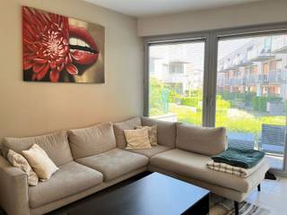 Welkom in dit gelijkvloersappartement in het hart van Hombeek, een ideale plek voor wie op zoek is naar comfort en modern wonen. Gelijkvloers appartement met 2 slaapkamers, terras, living met open keuken, badkamer, berging, WC, kelder en ondergrondse autostaanplaats.Bij binnenkomst wordt u verwelkomd in een ruime woonkamer die baadt in natuurlijk licht, dankzij de grote ramen die uitkijken op het aangename terras. Dit terras is de perfecte plek om te ontspannen en biedt een prachtig uitzicht op de gemeenschappelijke tuin. De open keuken is volledig uitgerust, wat uitnodigt tot culinaire creativiteit. Het appartement beschikt over twee comfortabele slaapkamers en inkomhal.De badkamer is voorzien van een ligbad en lavabo met kolomkast en zorgt voor een ontspannen plek om de dag af te sluiten. De locatie biedt een uitstekende verbinding met het openbaar vervoer en nabijgelegen winkels.Het appartement beschikt eveneens over een ondergrondse autostaanplaats P5 met berging B5 Mis deze kans niet en plan vandaag nog een bezichtiging!