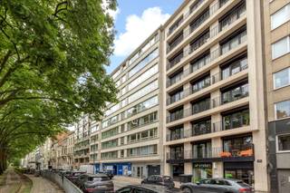 <p><span>ANTWERPEN - Mechelsesteenweg</span><span>: Zeer ruim dakappartement met magnifiek panoramisch uitzicht, 4 slaapkamers, 3 badkamers en autostaanplaats</span></p><p><span> </span></p><p><span>Geniet van het beste dat het Antwerps stadsleven te bieden heeft en met gemakkelijke verbindingen tot de invalswegen. </span></p><p><span>In dit prachtig gebouw, met unieke marmeren inkomhal, treft men sublieme appartementen aan met praktische ondergrondse parking.</span></p><p><span>Vanop de 8° verdieping geniet men van een royale leefruimte en een uniek panoramisch uitzicht.</span></p><p><span> </span></p><p><span>BESCHRIJVING:</span></p><p><span> </span></p><p><span>Ruime inkomhal met toilet en vestiairekasten.</span></p><p><span>Zeer ruime en lichtrijke leefkamer (ca 75m²) met authentieke marmeren schouw. Prachtig uitzicht en een klein terras.</span></p><p><span>Volledig ingerichte, naastliggende keuken met kasten, alle toestellen en ontbijthoek.</span></p><p><span>Masterbedroom (ca 24m²) uitgevend op het terras achteraan. Airco aanwezig.</span></p><p><span>Annex badkamer 1 met ligbad, dubbel lavabomeubel en toilet.</span></p><p><span>Slaapkamer 2 (ca 16m²) met airco, eveneens achteraan gelegen en uitgevend op het terras.</span></p><p><span>Nog 2 extra slaapkamers van ca10m² elk.</span></p><p><span>Twee supplementaire badkamers.</span></p><p><span> </span></p><p><span>Inpandige autostaanplaats aan 40.000 €</span></p><p><span> </span></p><p><span>BIJZONDERHEDEN:</span></p><p><span> </span></p><p><span>* Mooie ligging op de Mechelsesteenweg</span></p><p><span>* Luxueus, authentiek gebouw</span></p><p><span>* Prachtig zicht</span></p><p><span>* Royale leefruimte</span></p><p><span>* Airco</span></p><p><span>* Ondergrondse autostaanplaats</span></p>
