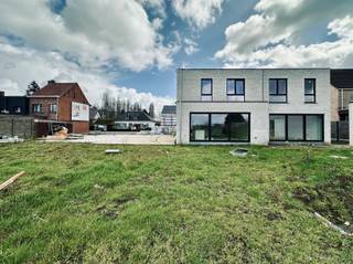 Deze gesloten bebouwing (lot 2) maakt deel uit van het project Mosselbank gelegen te Vrasene met 4 wooneenheden. We hebben het over de linkse gesloten bebouwing. U beschikt over een inpandige garage en achterliggende tuin.De indeling van het pand is als volgt: U betreedt de woning via de inkomhal met apart toilet en vestiaire mogelijkheden. Verder door komt u terecht in de eetkamer, de zitplaats en open keuken met veel lichtinval en uitzicht op de tuin. Aanpalend aan de keuken is er een ruime berging die rechtstreekse toegang verleent tot de garage met extra ruimte voor fietsenstalling.Op de eerste verdieping bevindt zicht de nachthal met bergruimte, kastruimte, apart toilet, twee slaapkamers vooraan gelegen en één slaapkamer ligt aan de achterzijde. De Badkamer is ook gelegen aan de achtergevel en nog volledig naar uw smaak in te richten.Deze woning dient nog opgericht te worden, u kan dus nog steeds alle keuzes zelf maken.Nog enkele troeven van deze woning: Vloerverwarming met lucht/water warmtepomp, een laag energiepeil conform de geldende normen. Als we spreken over de prijs is dat exclusief btw, zonder registratie- en notariskosten! De plannen &amp; lastenboek zijn op afspraak en zeer vrijblijvend te bekijken.