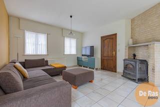 <br />WICHELEN - INSTAPKLARE WONING MET TUIN EN GARAGE<br />Deze woning is rustig gelegen nabij Wichelen en centrum Lede, met een prachtige, groene omgeving.<br />De woning bestaat uit een inkomhal, woonkamer met kachel met aansluitend een open en uitgeruste keuken. Deze leefruimtes hebben veel lichtinval door de vele ramen naar de tuin en het terras. <br />Via de nachthal op het gelijkvloers kom je terecht in de ruime slaapkamer, badkamer met bad en douche en klein kamertje dat kan dienen als bureau/dressing.<br /><br />Via de ruime garage, kan je via het zolderluik naar de grote zolder waar een extra kamer gecreëerd kan worden. <br />De woning is voorzien van 34 zonnepanelen met certificaten! Mits kleine aanpassingen haal je meteen een véél beter EPC en conforme elektriciteitsinstallatie.<br /><br />Naast de woning is nog een tuinberging, handig voor het plaatsen van de grasmachine en fietsen.<br /><br />Interesse in wonen op het gelijkvloers met toch nog uitbreidingsmogelijkheden? Bel 053/60.65.60<br />De vermelde prijs is een richtprijs. Na ontvangst van de biedingen zal de verkoper beslissen of hij/zij de eigendom verkoopt aan het beste bod. De richtprijs is aldus niet bindend voor de verkoper. Voor meer info kunt u ons contacteren 053/60.65.60. of het reglement raadplegen op onze website.