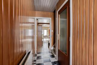 Deze te renoveren woning met 3 slaapkamers is gelegen in een zeer rustige straat nabij het centrum en verschillende invalswegen. <br /><br />Indeling:<br />We komen binnen in de inkomhal. Rechts van de inkomhal vinden we de garage. Achter de garage vinden we de woonkamer met open keuken die uitkijkt op de gezellige veranda en het terras/koer. Op het gelijkvloers vinden we ook nog de badkamer met enkel lavabo en douche en een toilet.<br /><br />Op de eerste verdieping vinden we 2 ruime slaapkamers van 14m² en 11m².<br /><br />Op de tweede verdieping bereiken we de zolder via een vaste trap, hier vinden we de 3de slaapkamer van 13m². Op de zolder is ook nog een aparte stockageruimte.<br /><br />Verder is er nog een ruime kelder.<br /> <br />Verwarming is op aardgas. Niet-asbestveilig. EPC F, renovatieverplichting. Elektriciteit is niet conform.<br /><br />Voor meer info of een bezoek ter plaatste, mag u ons steeds contacteren!