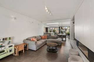 KIJKDAG ZATERDAG 28 MAART VAN 09U30-11U. BENIEUWD?  MAAK NU EEN AFSPRAAK MET MARTINE OP 0497/ 525 504.

Op de Bosmolens te Izegem, een uiterst rustige en gegeerde locatie, vinden we deze volledig instapklare woning terug. Alle voorzieningen zoals winkels, scholen en openbaar vervoer bevinden zich in de onmiddellijke nabijheid, wat zorgt voor een uitstekende bereikbaarheid.

De woning werd recent grondig gerenoveerd, waardoor je hier zonder zorgen meteen je intrek kan nemen. Ze is uitgerust met 8 zonnepanelen, centrale verwarming op gas, een conforme elektrische installatie en behaalt bovendien een gunstig EPC-label B

Via de inkomhal betreden we de woning, met toegang tot het gastentoilet, een ruime wasplaats en een droge kelder. Verder komen we in de lichtrijke en ruime leefruimte, voorzien van een gezellige gashaard en praktische inbouwkasten. Aansluitend bevindt zich de vernieuwde keuken (2024) met kookeiland en heel wat kastruimte. Dankzij de grote raampartijen geniet je op het volledige gelijkvloers van een aangenaam zicht op de tuin met terras en tuinberging, wat zorgt voor een open gevoel.

Op de 1ste verdieping bevinden zich 2 slaapkamers en 2 ingerichte gerenoveerde badkamers met toilet.
Op de 2de verdieping 2 slaapkamers en berging.

Kortom, de moeite waard om een bezoek in te plannen. Bel nu Hyboma op 051 /480 980 