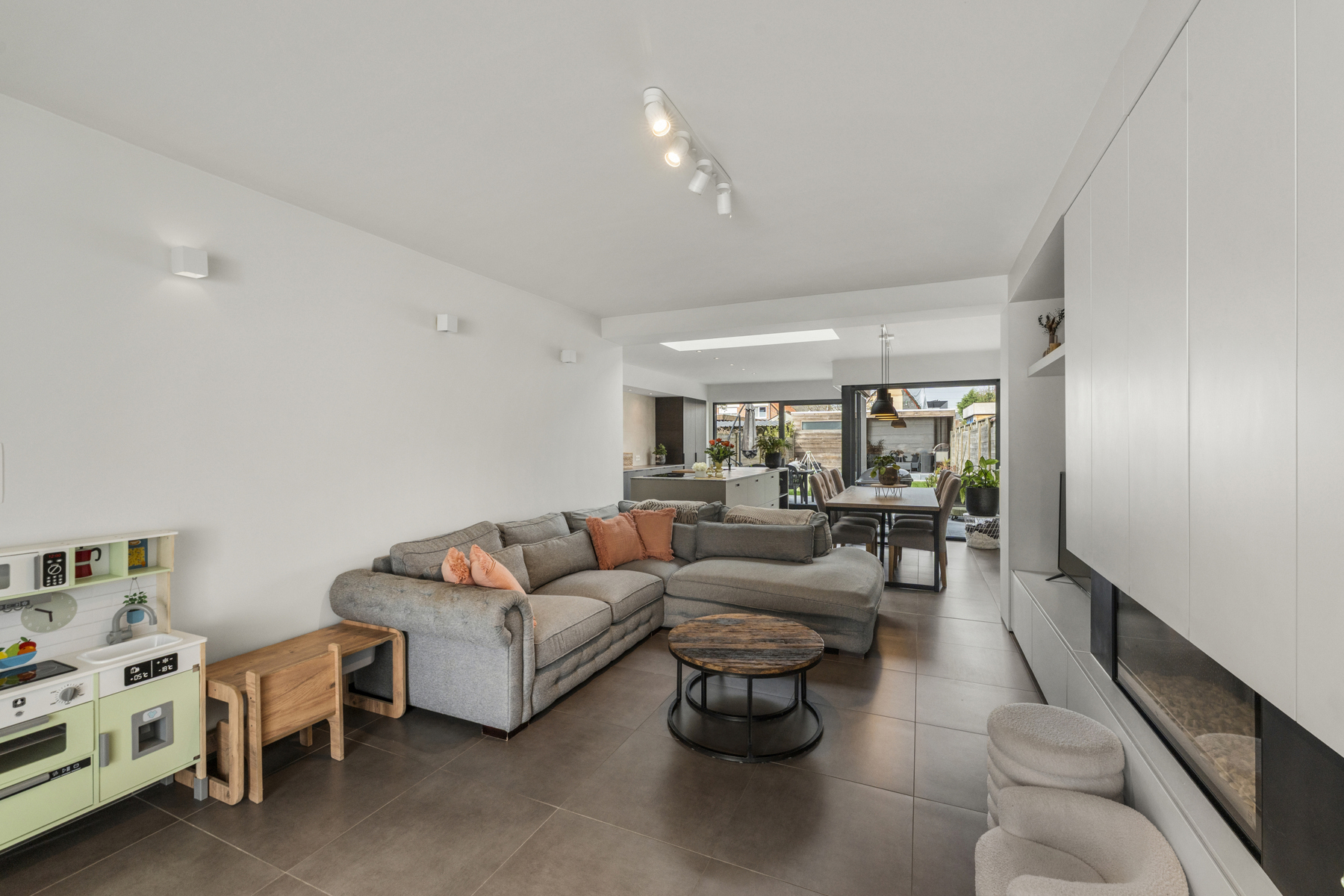 Gerenoveerde woning met 4 slaapkamers en 2 badkamers - foto 3