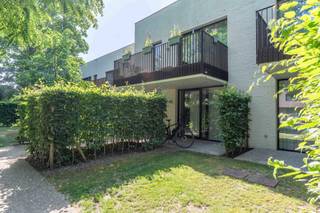 Instapklaar gelijkvloers appartement met 2 slaapkamers, terrassen voor- én achteraan, midden in het groen

Op zoek naar een interessante investering of een comfortabele woonst op een rustige, groene locatie? Dan is dit appartement zeker een bezoek waard.

Dit moderne appartement werd gebouwd in 2018 en combineert hedendaags wooncomfort met een uitzonderlijk rustige ligging in een groene omgeving. Dankzij de grote raampartijen geniet de leefruimte van veel natuurlijke lichtinval en een aangename connectie met de buitenruimte.

De open keuken is volledig geïntegreerd in de leefruimte en biedt een praktische, eigentijdse indeling. Verder beschikt het appartement over twee slaapkamers, een badkamer en  bergruimte.

Een absolute troef zijn de twee terrassen: zowel vooraan als achteraan kan u genieten van het buitenleven. Het achterterras biedt bovendien een aangename avondzon en zicht op het omliggende groen.

Met een energiezuinig EPC-label A bent u verzekerd van lage energiekosten en een toekomstgerichte investering.

Het appartement is momenteel verhuurd aan € 889 per maand, wat dit eigendom eveneens interessant maakt voor investeerders die op zoek zijn naar een onmiddellijk rendement.

Een private staanplaats dient te worden aangekocht voor € 20.000.

Troeven op een rij:
Gelijkvloers appartement
Bouwjaar 2018
2 slaapkamers
EPC-label A
Open en lichtrijke leefruimte
Moderne keuken
Terras vooraan én achteraan
Achterterras met avondzon
Rustige, groene omgeving
Momenteel verhuurd aan € 889/maand
Private staanplaats bij aan te kopen voor € 20.000

Een ideale combinatie van comfort, energiezuinigheid, rust en investeringspotentieel.

Contacteer ons vandaag nog voor meer informatie of een bezoek ter plaatse.
