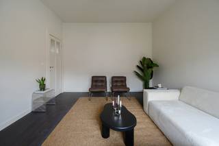 Dit aangename appartement is gunstig gelegen in een rustige straat nabij het centraal station van Mechelen, de Vaartdijk en op wandelafstand van het bruisende stadscentrum. <br /><br />Indeling:<br />Inkomhal<br />Woonkamer<br />Volledig geïnstalleerde keuken<br />2 slaapkamers<br />Badkamer met ligbad/douche en wasmachineaansluiting<br />Kelderberging<br /><br />Het appartement wordt gemeubeld verhuurd en is beschikbaar vanaf 01/07/2026.<br /><br />Voor meer info of een bezoek ter plaatse kan u terecht via info@immovos.be of 0479 35 71 72.<br /><br />