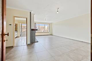 <p><span>Ruim 2-slaapkamer appartement in het centrum van Beveren</span></p><p><span> </span></p><p><span>Dit betreft een uitstekend gelegen appartement in het centrum van Beveren met 2 slaapkamers, balkon vooraan, ruim terras achteraan en grote gemeenschappelijke tuin. </span></p><p><span>Het appartement bevindt zich op de 4e verdieping in een rustige residentie op wandelafstand van alle faciliteiten, openbaar vervoer & scholen. </span></p><p><span>De centrale ligging, de gunstige EPC-score & de bewoonbare oppervlakte zijn slechts enkele van de vele troeven die dit appartement te bieden heeft. </span></p><p><span> </span></p><p><span>INDELING</span></p><p><span>Gemeenschappelijke inkomhal met trappenhal & lift. </span></p><p><span>Inkomhal met vestiaire. </span></p><p><span>Lichtrijke leefruimte met sierhaard. </span></p><p><span>Aparte keuken met aansluitend balkon. </span></p><p><span>Berging met voorzien voor oa. wasmachine. </span></p><p><span>Apart toilet. </span></p><p><span>Badkamer voorzien van een bad-douche combinatie, dubbel lavabomeubel & bidet, alsook aansluiting voor wasmachine. </span></p><p><span>Ruime slaapkamer (17m²) met aansluitend toegang tot het terras. </span></p><p><span>2e slaapkamer (9m²). </span></p><p><span>Zonnig terras dat binnenkort vernieuwd wordt (9m²).</span></p><p><span>Gemeenschappelijke tuin. </span></p><p><span> </span></p><p><span>EXTRA</span></p><p><span>Bouwjaar 1978. </span></p><p><span>In op te frissen doch instapklare staat. </span></p><p><span>CV op aardgas (HR ketel vernieuwd in 2018).</span></p><p><span>ALU dubbel glas. </span></p><p><span>Conforme elektrische keuring. </span></p><p><span>Zijgevel recent geïsoleerd. </span></p><p><span>Renovatie terrassen in opstart, voorschotten reeds betaald. </span></p><p><span>Lift aanwezig. </span></p><p><span>Uitstekend gelegen vlakbij het centrum. </span></p><p><span>Op wandelafstand van alle faciliteiten. </span></p><p><span>Gemeenschappelijke tuin. </span></p><p><span>Garage huren mogelijk aan overkant straat. </span></p><p><span> </span></p><p><span>EPC: 172 kWh/(m² jaar) - label B</span></p><p><span>Wg - Vg - Vv - Gvkr - Gmo </span></p>