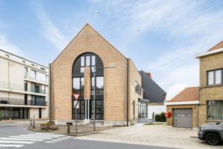 Ontdek dit volledig gerenoveerd kantoorgebouw, verdeeld over 3 verdiepingen, met 7 afgesloten kantoorruimtes en een ruime vergaderzaal.Dit pand...