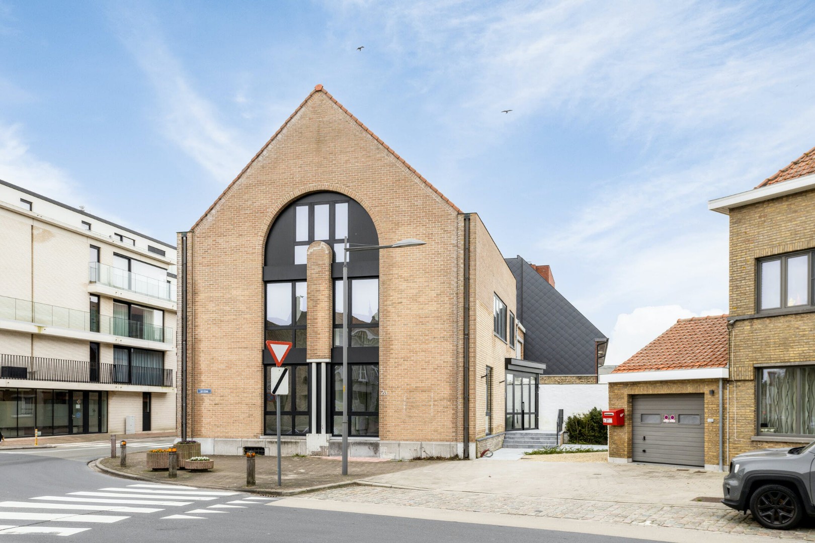 Gerenoveerd kantoorgebouw te koop in het centrum van Veurne. - foto 3