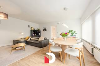 Maak kennis met deze veelzijdige en volledig instapklare woning gelegen op wandel -en fietsafstand van het centrum van Brugge. Deze halfopen hoekwoning is volledig instapklaar te noemen en biedt veel mogelijkheden door de aanwezigheid van een praktijkruimte/bureelruimte op de benedenverdieping met aparte ingang.<br /><br />De woning beschikt over een ruime inkomhal met apart gastentoilet, gezellige leefruimte (zithoek en eetplaats), naastgelegen keuken met ontbijthoek, annex garage met wasplaats en tevens ook nog de bureel of praktijkruimte die ook perfect kan dienen als 2e zithoek of slaapkamer. <br /><br />Op de eerste verdieping vinden we de masterbedroom en hoofdbadkamer terug met ligbad/lavabo en toilet.<br />Op de tweede verdieping vinden we dan nog de tweede en derde volwaardige slaapkamer terug en een tweede vernieuwde badkamer met inloopdouche. <br /><br />Deze woonst werd door de huidige eigenaars doorheen de jaren gemoderniseerd op energetisch vlak (nieuwe ramen en dak in 2018, nieuwe verwarmingsketel en zonnepanelen in 2022) waardoor we over een instapklare woning spreken. <br /><br />Rondom de woning is er een gezellig tuintje aanwezig die afgescheiden is met een volgroeide haag en tevens hebben we op de eerste verdieping een riant zonneterras van 30m². <br />Tevens is er een private oprit met achterliggende garagebox verbonden met de woning) aanwezig voor het plaatsen van wagens. <br /><br />Contacteer ons snel voor een bezoek aan dit veelzijdig eigendom via 050 45 03 45 of info@delbecque.immo