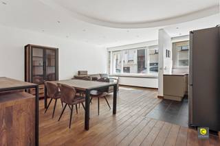 <p><span>Appartement clé en main au rez-de-chaussée de Klein-Antwerpen</span></p><p><span>Vous êtes à la recherche d'un appartement confortable et pratique dans un quartier animé d'Anvers ? Découvrez ce charmant appartement au rez-de-chaussée de la rue Antoon Van Dyckstraat 76, idéalement situé dans le quartier populaire de Zurenborg, à quelques pas des magasins, des restaurants, des transports en commun et des voies d'accès. De plus, le parc de la ville se trouve à seulement 4 minutes de marche, idéal pour une promenade quotidienne ou pour se détendre dans la verdure.</span></p><p><span>Dès l'entrée, le sol carrelé bleu foncé du hall d'entrée attire immédiatement le regard et donne un accès élégant au reste de l'appartement. À gauche se trouve l'espace de vie lumineux sur parquet, où vous trouverez également une cuisine beige entièrement installée avec tous les équipements nécessaires pour un confort contemporain.</span></p><p><span>Plus loin dans le couloir, où se trouve un WC séparé pour les invités, vous entrez dans la chambre à coucher spacieuse avec des armoires encastrées. A côté se trouve un débarras pratique avec des connexions pour la machine à laver et le sèche-linge dissimulées discrètement et commodément.</span></p><p><span>La salle de bains est entièrement carrelée et dispose d'une baignoire avec pommeau de douche.</span></p><p><span>Principaux atouts :</span></p><ul><li><span>Conforme aux normes d'électricité </span></li><li><span>Sans amiante</span></li><li><span>Fenêtres en PVC à double vitrage</span></li><li><span>Score EPC D (facilement amélioré par une simple isolation du plafond du sous-sol)</span></li><li><span>Excellente situation : rue calme dans un quartier dynamique</span></li><li><span>Parc municipal à 4 minutes à pied</span></li></ul><p><span>Que vous soyez à la recherche de votre premier logement, d'un investissement ou d'un pied-à-terre dans la ville, cet appartement offre confort, sécurité et potentiel dans un emplacement exquis.</span></p><p><span>Ne manquez pas cette opportunité, prenez rendez-vous pour visiter dès aujourd'hui !</span></p>