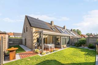 Te koop: instapklare, energiezuinige halfopen bebouwing met 3 slaapkamers en garage in het centrum van Oostrozebeke.<br /><br />In een doodlopende straat in het centrum van Oostrozebeke bevindt zich deze ruime halfopen bebouwing op een mooi perceel met oprit, garage en een aangename, onderhoudsvriendelijke tuin.<br /><br />Indeling: via de inkomhal met gastentoilet betreedt u de woning, die beschikt over een lichtrijke leefruimte met mooi zicht op de tuin, aansluitend bevindt zich de recente (vernieuwd 2019) volledig uitgeruste keuken met extra ontbijthoek. Op het gelijkvloers vindt u daarnaast eveneens een ruime garage. De verdieping omvat drie slaapkamers, een nieuwe badkamer (2025) en een apart toilet.<br /><br />Buiten geniet u van een onderhoudsvriendelijke tuin met tuinhuis, waarbij kosteloos (mits onderhoud ervan) gebruik kan gemaakt worden van een extra aanpalend stuk tuin van +- 160 m2.<br /><br />TROEVEN:<br />- zonnepanelen<br />- centrale verwarming gas (nieuwe ketel 2019)<br />- badkamer en keuken reeds gerenoveerd (2025 en 2019)<br />- regenwater 7.500 l en aangesloten<br /><br />Voor wie is dit ideaal? <br />Ideaal voor mensen die op zoek zijn naar een instapklare woning met oprit en garage op een goed bereikbare en gegeerde locatie in Oostrozebeke.<br /><br />Te koop via Immo Beguin, jouw vastgoedexpert sinds 2009, met kantoren in Ronse, Waregem, Kortrijk, Deinze, Doornik en Lessines.<br /><br />Meer info of bezoek via charlotte@immobeguin.be