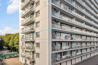 Dit instapklaar hoekappartement op de derde verdieping van Residentie Riverside combineert ruimte, licht en een uitstekende ligging in Heverlee. Een Delhaize bevindt zich vlak achter het gebouw en voor het gebouw is een grote publieke parking voorzien. Het kasteelpark en de sportcampus Arenberg liggen in de buurt, en de Leuvense binnenstad en verschillende campussen zijn op wandelafstand.<br />Met drie slaapkamers, twee zonnige terrassen en een eigen kelder is het geschikt voor een gezin, of voor ouders die een appartement zoeken voor hun studerende kinderen. <br /><br />U komt binnen via de inkomhal met ingebouwde vestiaire. De lichtrijke leefruimte van 28 m² geeft toegang tot het zuidoost-gerichte terras, ideaal om van de ochtendzon te genieten. Verder is er nog een afzonderlijke, volledig ingerichte keuken met wasplaats.<br />Vanuit de nachthal bereikt u de drie slaapkamers, waarvan één met toegang tot het tweede, zuidwest-gerichte terras, het aparte toilet en de badkamer. Bij het appartement hoort ook een privatieve kelderberging.<br /><br />EPC B-label! Elektriciteit conform! Asbestveilig!<br /><br />Wenst u dit appartement te bezichtigen? Boek uw bezoek online via www.immojanstas.be of neem rechtstreeks contact met mij op via lucas@immojanstas.be of 0495 63 64 62.<br /><br />Bijkomende documenten zoals EPC, bodemattest, stedenbouwkundige inlichtingen, asbestattest en elektriciteitskeuring kunt u hieronder downloaden ↓