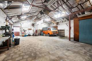 Deze unieke eigendom is gelegen op een toplocatie in het centrum van Mere! Dankzij de centrale ligging en de ruime indeling biedt dit pand tal van mogelijkheden, waaronder het creëren van twee afzonderlijke woonentiteiten.<br />Boven de doorgang bevindt zich een duplex appartement van 205 m². Dit appartement omvat een inkomhal met apart toilet, een ruime leefruimte met eetplaats en open keuken, en toegang tot een aangenaam terras. Verder is er een slaapkamer, een badkamer met douche en toilet, en een praktische wasplaats. Op de bovenverdieping bevinden zich nog drie volwaardige slaapkamers en een zolderruimte. Op het gelijkvloers bevindt zich een voormalige kinderopvang met een royale oppervlakte van 191 m². De huidige indeling bestaat uit valse wanden, wat betekent dat deze ruimte volledig naar eigen wens kan worden heringericht. Dit maakt het perfect geschikt voor wie op zoek is naar een praktijkruimte, atelier, extra woonruimte of een tweede wooneenheid. Langs de zijkant van het gebouw is er een doorgang die leidt naar een ruime binnenplaats, een garage en een loods van maar liefst 170 m². Achter de loods bevindt zich een grote, zonnige tuin. Dankzij de combinatie van een grote polyvalente ruimte op het gelijkvloers, een afzonderlijk duplex appartement, een ruime loods en een diepe tuin, biedt deze eigendom een uitstekende kans om twee volwaardige woonentiteiten te creëren – ideaal voor co-housing, kangoeroewonen of een combinatie van wonen en werken.
