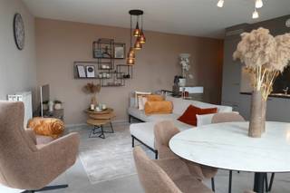 Welkom in dit prachtige appartement in het hart van Sint-Niklaas! Met een woonoppervlakte van 70m² en een balkon van 18m² is deze woning ideaal voor wie comfortabel en stijlvol wil wonen. De open woonkamer en eetruimte baden in natuurlijk licht, dankzij grote raampartijen die uitkijken op de aangename buitenomgeving. De moderne keuken is volledig uitgerust. De slaapkamer is een oase van rust en geeft toegang tot de badkamer die mooi is afgewerkt met een ruime inloopdouche en modern lavabomeubel.Geniet van zonnige dagen op het royale balkon en ontdek het gemeenschappelijke groene domein rondom het gebouw, ideaal voor een wandeling of om tot rust te komen. Het appartement beschikt over een ondergrondse parkeerruimte meteen naast de trappenhal en een praktische fietsenstalling. Gelegen nabij winkels, openbaar vervoer en belangrijke uitvalswegen, biedt deze woning de perfecte combinatie van privacy en toegankelijkheid.Beleef het beste van stadsleven zonder in te boeten aan comfort in dit schitterend afgewerkte appartement in Sint-Niklaas. Boek vandaag nog jouw bezoek via contact@eberhardvastgoed.be of telefonisch via 03 779 69 29.