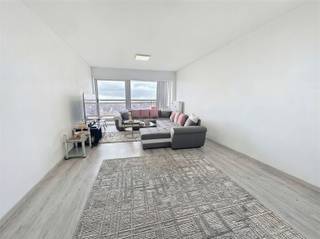 <p><span>Interessante opbrengsteigendom met mooi uitzicht over Sint-Niklaas. </span></p><p><span>Dit instapklare appartement biedt een aangename combinatie van comfort, licht en een gunstige ligging in Sint-Niklaas. Het appartement bevindt zich op de negende verdieping van blok 5 in een verzorgd gebouw met lift en geniet van een prachtig open uitzicht over de stad. De lichtrijke woonkamer vormt het hart van het appartement en sluit aan op een ingerichte keuken voorzien van toestellen. Aansluitend is er een praktische berging met aansluiting voor zowel wasmachine als droogkast.</span></p><p><span>Het appartement beschikt over een ruime slaapkamer en een moderne badkamer uitgerust met een ligbad met douchecombinatie en lavabomeubel met lavabo. Daarnaast is er een apart toilet voorzien. Het terras biedt een heerlijke buitenruimte waar u kan genieten van het mooie uitzicht over Sint-Niklaas.</span></p><p><span>Extra troeven zijn de praktische kelderberging (nr. 29), de conforme elektriciteit, asbestveilig en het energiezuinige EPC met B-label. </span><span>Het appartement is momenteel verhuurd aan €650,- per maand + €160,- vaste kosten</span><span>, wat het ook bijzonder interessant maakt als investering.</span></p><p><span>De ligging is bijzonder aantrekkelijk: in een groene omgeving, op een boogscheut van het Waasland Shoppingcenter en nabij winkels, ontspanning en het centrum, met een vlotte bereikbaarheid van belangrijke verbindingswegen.</span></p><p><span>Mis deze kans niet! Voor meer informatie of een bezoek, contacteer ons vandaag nog via 03 500 05 40.</span></p><p><span> </span></p>