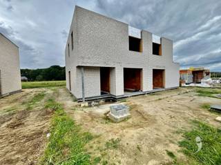 <p><span>Moderne gezinswoning gelegen in het rustige project Veldzicht.</span></p><p><span><br />Het gelijkvloers verwelkomt je met een inkomhal en gastentoilet, een garage en een open leefruimte met zithoek, eetkamer en keuken. De grote ramen zorgen voor een aangename lichtinval en een prachtig uitzicht op de achterliggende weide.</span></p><p><span><br />Op de eerste verdieping vind je een nachthal, apart toilet, drie slaapkamers, een bergruimte met aansluiting wasmachine en droogkast en een badkamer met ligbad, douche en dubbele wastafel.</span></p><p><span><br />Deze woning is voorzien van zonnepanelen (4500 Wp), een warmtepomp gekoppeld aan vloerverwarming, ventilatiesysteem en regenwaterrecuperatie. Beslis tijdig en pas de woning naar jouw eigen wens aan!</span></p><p><span> </span></p><p><span>*Project Veldzicht is momenteel in opbouw. Verkoop onder de Wet Breyne (12% registratierechten op de grond, 21% btw op de constructie).</span></p><p><span> </span></p><p><span>Interesse in deze woning? Contacteer ons op 016 15 31 15 of info@immolivit.be</span></p>