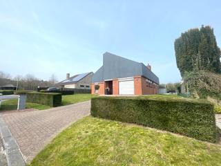 [[ DIT PAND NEEMT DEEL AAN DE ERA OPEN HUIZEN DAG OP 13/6 VAN 11:00 TOT 12:00 ]]
Te koop: ruime villa in het centrum van Beselare, gelegen in een rustige villawijk nabij scholen, openbaar vervoer en sociale voorzieningen.<br /><br />Deze woning uit 1982 biedt een royale leefruimte, vijf slaapkamers en een grote tuin van 447 m². Dankzij het EPC-label B geniet u van een energiezuinige woning. <br /><br />Belangrijkste ruimtes:<br />• Ruime living met veel lichtinval<br />• Keuken met dubbele spoelbak en dampkap<br />• Badkamer met inloopdouche en wastafel<br />• Vijf slaapkamers, waarvan één met dressing<br />• Garage met aansluiting voor wasmachine en droogkast, waterverzachter<br />• Berging <br />• Zolder<br />• Noordgerichte tuin (447 m²)<br /><br />Troeven:<br />• Energiezuinig dankzij EPC-label B<br />• Centrale ligging nabij scholen, openbaar vervoer en winkels<br />• Grote tuin in rustige villawijk<br /><br />Neem vandaag nog contact op met uw ERA-makelaar voor een bezoek.<br /><br />JOUW DROOMHUIS. ZO GEVONDEN!
