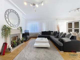 <p><span>SOUS OPTION Magnifique appartement de standing au 1e étage (sans ascenseur) d'une jolie résidence de caractère au centre ville. L'appartement dispose de 3 chambres et offre de très beaux espaces de vie avec une superficie habitable totale de 113 m². Il se compose d'un vaste hall d'entrée avec toilette invités, d'un lumineux séjour de 38 m² avec moulures, parquet mosaïque en chêne massif et sa belle cheminée, d'une cuisine super-équipée de 10 m², trois chambres de 15,12 et 11 m², d'une salle de bain entièrement carrelée équipée d'une baignoire avec paroi vitrée et un meuble évier. Une buanderie, une agréable petite terrasse et une cave. CC au gaz .Nouveau boiler Compteur d'eau commun (au tentième) calorimètres .Châssis remplacés en 2019. Belle parqueterie dans le séjour. Nouveaux mitigeurs. Placards sur mesure. Faire offre à partir de 235.000€. Infos et visites au 02/355.50.55. </span></p>
