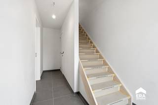 <p>Maak kennis met deze moderne nieuwbouwwoning in de Groene-Herderstraat, waar hedendaags comfort en duurzaamheid samenkomen. ✨<br /> </p>

<p>De locatie is moeilijk te overtreffen: in het gezellige en gegeerde Rumbeke, op een boogscheut van het groene Sterrebos en het bruisende centrum, maar evengoed vlakbij AZ Delta, de ring rond Roeselare en de opritten naar de E403. &amp;#127795; Rust én bereikbaarheid, perfect gecombineerd.<br /> </p>

<p>Binnen word je verwelkomd door een lichtrijke, ruime leefruimte met open keuken — een aangename plek om vrienden te ontvangen of gewoon tot rust te komen. ☀️ Op het verdiep vind je drie ruime slaapkamers en een ruime badkamer. Achteraan geniet je van een heerlijk zonnige tuin met grote tuinberging, ideaal bij de eerste zonnestralen of een gezellige avond buiten. &amp;#127807; Praktisch is het ook helemaal in orde: een aparte (was)berging, een ruime garage en bovenaan een zolder van zo'n 30 m² voor extra opslag.<br /> </p>

<p>Maar het echte verschil zit in het comfort en de duurzaamheid van een doordachte nieuwbouw. &amp;#128170; Geen asbest, conforme elektriciteit, en verwarming via een warmtepomp met vloerverwarming op zowel het gelijkvloers als het verdiep — heerlijk gelijkmatige warmte in heel de woning. Zonnepanelen op zowel de voor- als achterzijde van het dak zorgen voor maximaal rendement, en een regenwaterput van 10.000 liter maken het plaatje compleet. Wonen zonder zorgen, met de energiefactuur stevig onder controle. &amp;#128267;<br /> </p>

<p>Kortom: een energiezuinige, kwaliteitsvolle thuis op een toplocatie, klaar voor een nieuw hoofdstuk. &amp;#128273;<br /> </p>

<p><em>Verkoop onder het btw-stelsel van 21% (nieuwbouw).<br />De prijs betreft een instelprijs. Elk bod hoger dan de instelprijs wordt in overweging genomen door de eigenaar.</em></p>