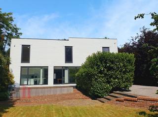 Instapklaar Handelswoning  met een totale oppervlakte van 500 m² te huur.Uitstekend gelegen langs de Genkersteenweg, met goede zichtbaarheid en een...