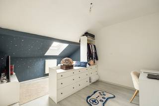 Een huis waar ruimte, flexibiliteit en toekomst samenkomen;<br /><br />Welkom in deze uitzonderlijk ruime woning op een centrale locatie, waar elke verdieping nieuwe mogelijkheden onthult. Dit is geen gewone woning, maar een plek waar gezinnen kunnen groeien, waar generaties samen kunnen wonen en waar toekomstplannen werkelijkheid worden.<br />Met 6 volwaardige slaapkamers en de mogelijkheid tot 8 kamers, gecombineerd met 3 badkamers, biedt deze woning een ongezien ruimtegevoel. Ideaal voor grote of samengestelde gezinnen, kangoeroewonen of wie simpelweg op zoek is naar vrijheid en comfort onder één dak.<br />Dankzij het gunstige EPC (B-label) en het conform elektriciteitsattest geniet u van een energiezuinige en zorgeloze basis — een thuis die niet alleen vandaag, maar ook morgen klopt.<br /><br /><u>Leefruimtes met karakter</u><br />Op het gelijkvloers zorgen twee ruime kamers, een gezellige woonkamer, een grote keuken en een badkamer voor een warme, uitnodigende sfeer. Achteraan wacht een onderhoudsvriendelijke tuin met een zonnig terras van ca. 45 m² — de perfecte plek voor lange zomeravonden, spelende kinderen of rustige momenten in de buitenlucht.<br />De bovenverdiepingen zijn slim en flexibel ingedeeld:<br />Op de eerste verdieping: twee slaapkamers, een badkamer en een praktische wasberging.<br />Op de tweede verdieping: een keuken met aansluitende badkamer en twee ruime slaapkamers — ideaal als aparte leefunit.<br />Op de derde verdieping: opnieuw twee ruime slaapkamers en een wasplaats met achterliggende badkamer.<br />De droge kelder van ca. 80 m², uitgerust met een nieuwe Vaillant condensatieketel, biedt extra opslag en technische ruimte. De aanwezigheid van 3 gasmeters en 2 elektriciteitsmeters onderstreept het unieke potentieel van deze woning.<br /><br /><u>Waarom dit huis?</u><br />Omdat ruimte vandaag een luxe is.<br />Omdat flexibiliteit het verschil maakt.<br />Omdat dit een woning is die meegroeit met uw leven.<br /><br />Een zeldzame kans voor wie op zoek is naar een warme thuis met karakter, mogelijkheden en een centrale ligging.<br />Hier begint uw volgende hoofdstuk.<br /><br />📩 Meer info of een bezoek: info@wellimmo.net<br />📞 03/225 00 68 of 0468/07 55 56 (Gerd)<br />